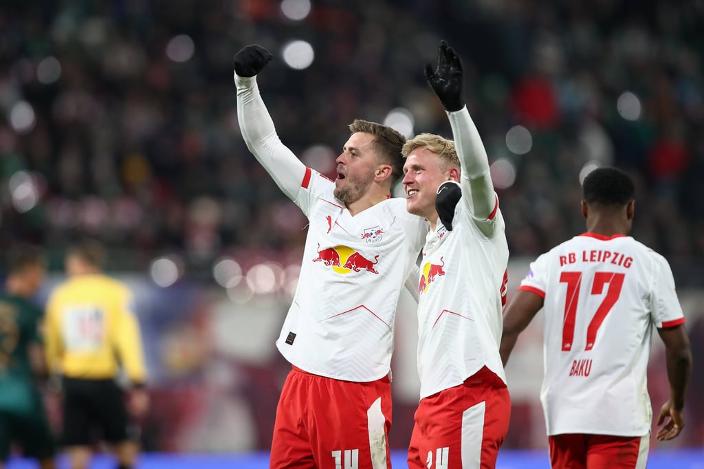 Christoph Baumgartner beglückwünscht Xaver Schlager (r.) zu seinem Tor gegen Bremen.