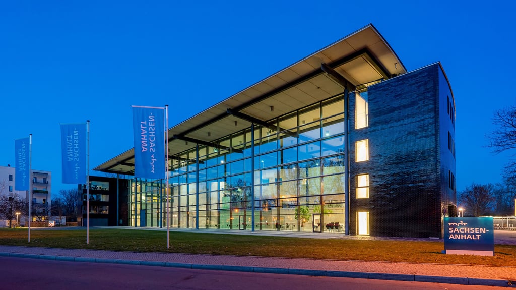 Das Landesfunkhaus des Mitteldeutschen Rundfunks (MDR) in Magdeburg musste im Oktober 2024 wegen einer Bombendrohung geräumt werden. Jetzt wurden offenbar die Täter von damals ermittelt.&nbsp;