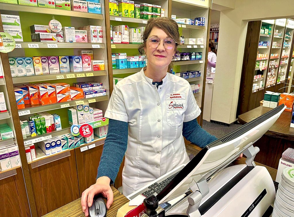 Die Filialleiterin der Jessener Spitzweg-Apotheke, Christiane Peisker, verkauft derzeit vermehrt Medikamente gegen Erkältung.