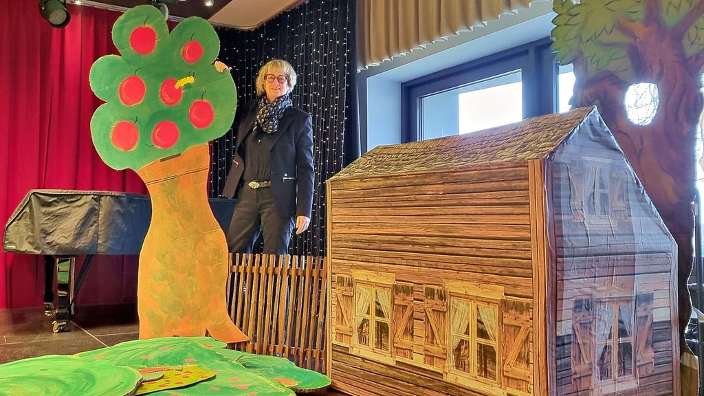 Renate Lewerken zeigt, was sie an Deko alles von der Grundschule Havelberg für das Musikmärchen „Peter und der Wolf“ bekommen hat. 