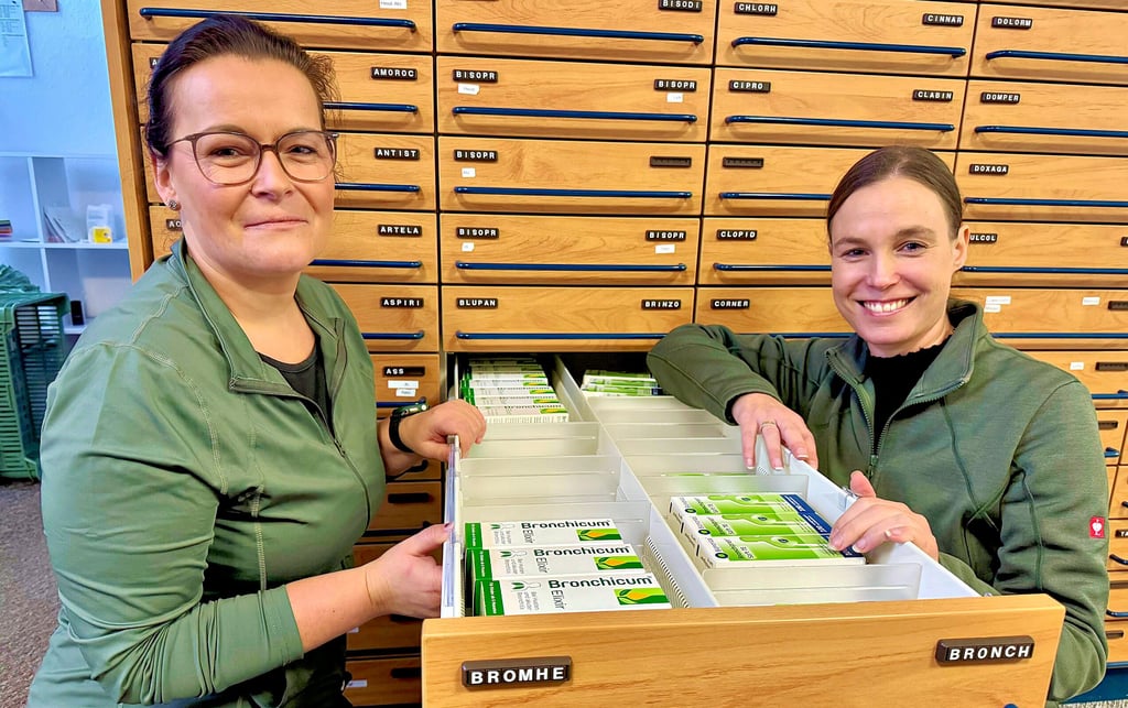  Eva Stellmach-Schmidt (links) und Claudia Woltmann sind  in Zahna gut vorbereitet   auf die  Erkältungswelle.  