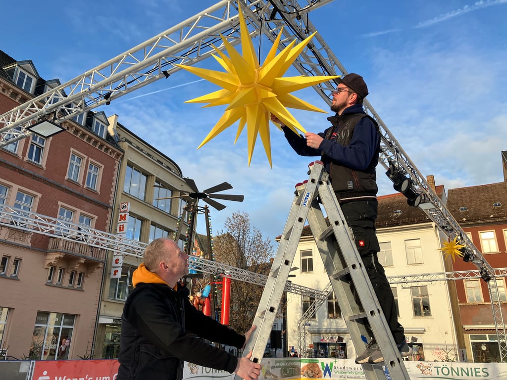 Heiko Frischleder (li.) und Markus Nitz sind bei den letzten Vorbereitungen für die Eröffnung der Eislaufbahn am Donnerstag.