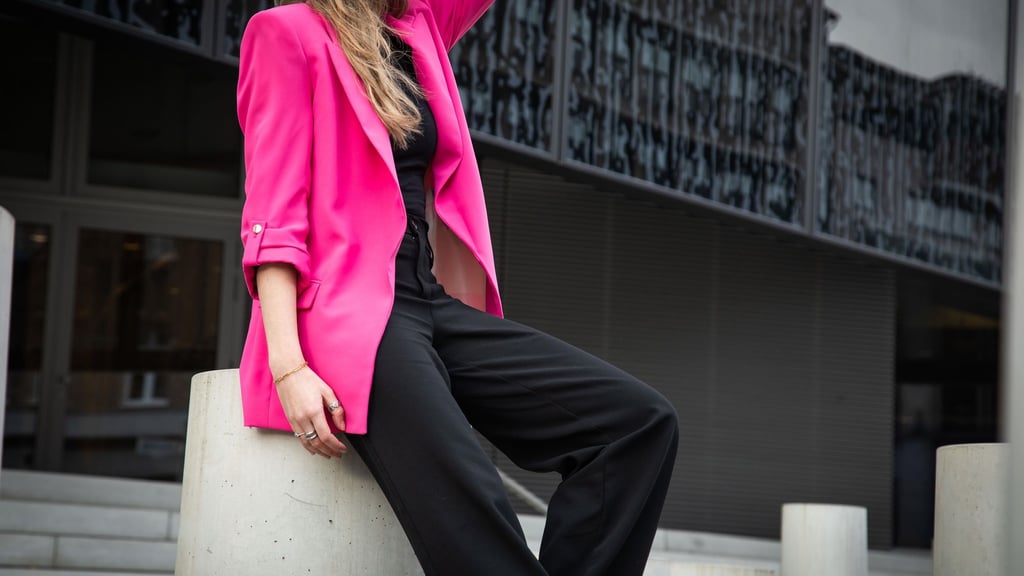 In Kombination mit neutralen Tönen wirkt der Neonlook alltagstauglich und gleichzeitig modern.