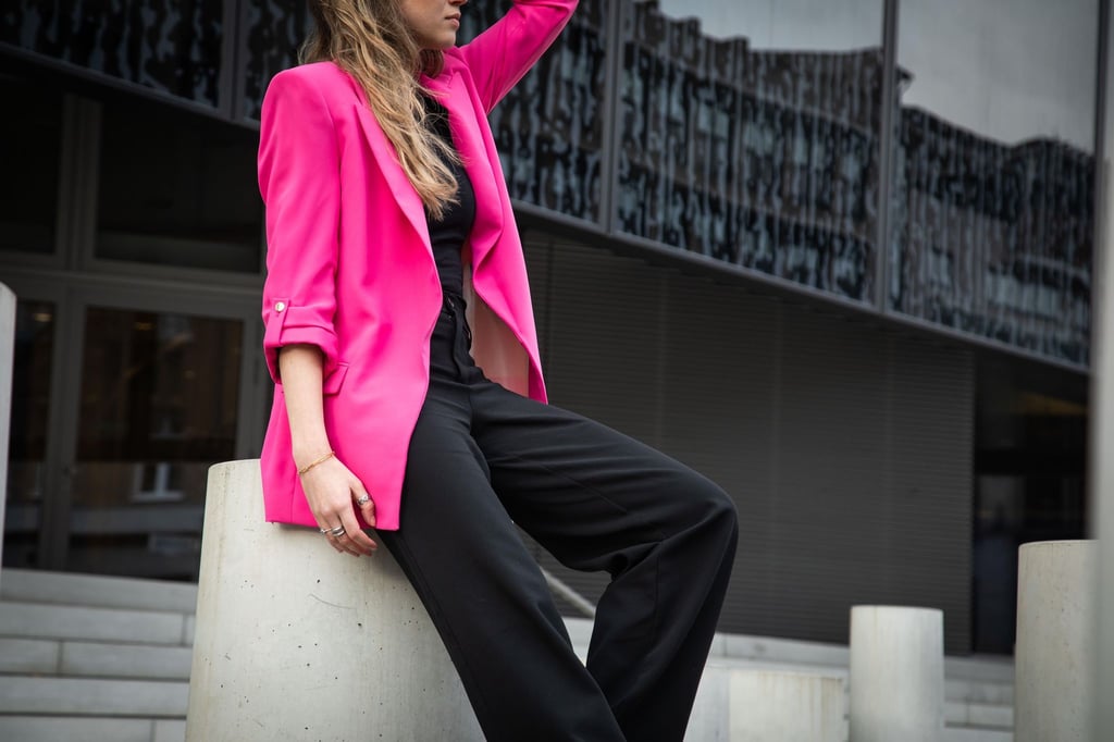 In Kombination mit neutralen Tönen wirkt der Neonlook alltagstauglich und gleichzeitig modern.