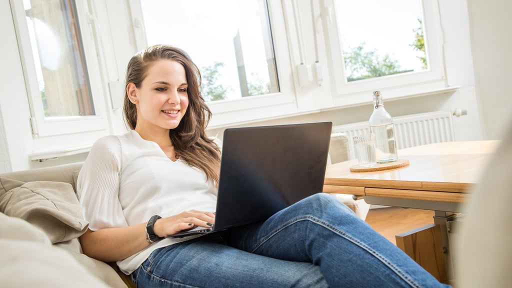 Unsicher bei Versicherungen? Der Online-Check der Verbraucherzentralen schafft Klarheit – direkt vom Sofa aus.