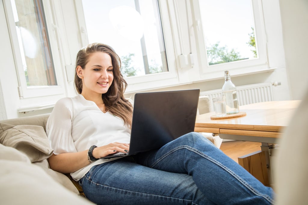 Unsicher bei Versicherungen? Der Online-Check der Verbraucherzentralen schafft Klarheit – direkt vom Sofa aus.