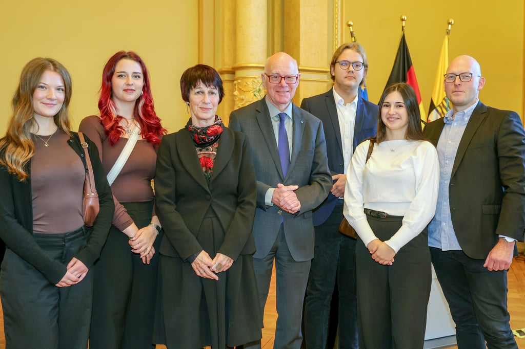 Die Schülerinnen Friederike (von links) und Emely mit Präsidentin der Parlamentarischen Vereinigung Sachsen-Anhalt, Carmen Niebergall, und dem ehemaligen Bundestagspräsident Norbert Lammert und ihren Mitschülern Torben und Tessa sowie Lehrkraft Paul Kannmann. 