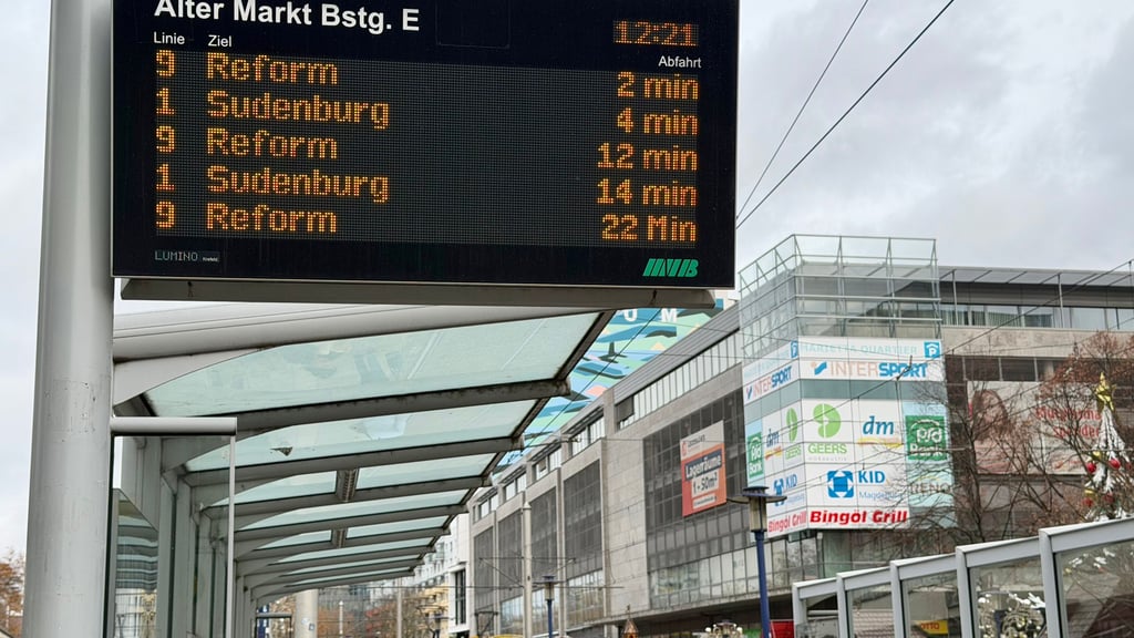 Auf digitalen Anzeigetafeln der Magdeburger Verkehrsbetriebe (MVB) wie hier an der Haltestelle Alter Markt in Magdeburg wird in Echtzeit angezeigt, wann die Bahn kommt. Nicht immer stimmt das so.
