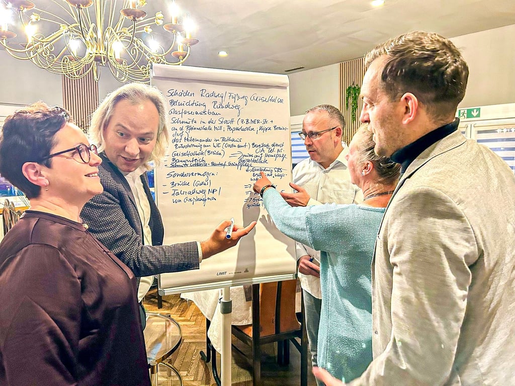 Die Mitglieder der Stadtratsfraktion Bürgerinitiative Braunsbedra im Gespräch.