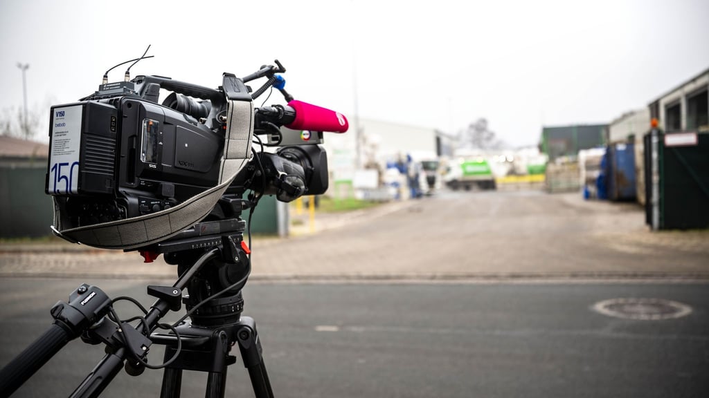 An unbekannter Stelle auf dem Gelände eines Entsorgungsbetriebes ist ein toter Säugling im Müll gefunden worden.