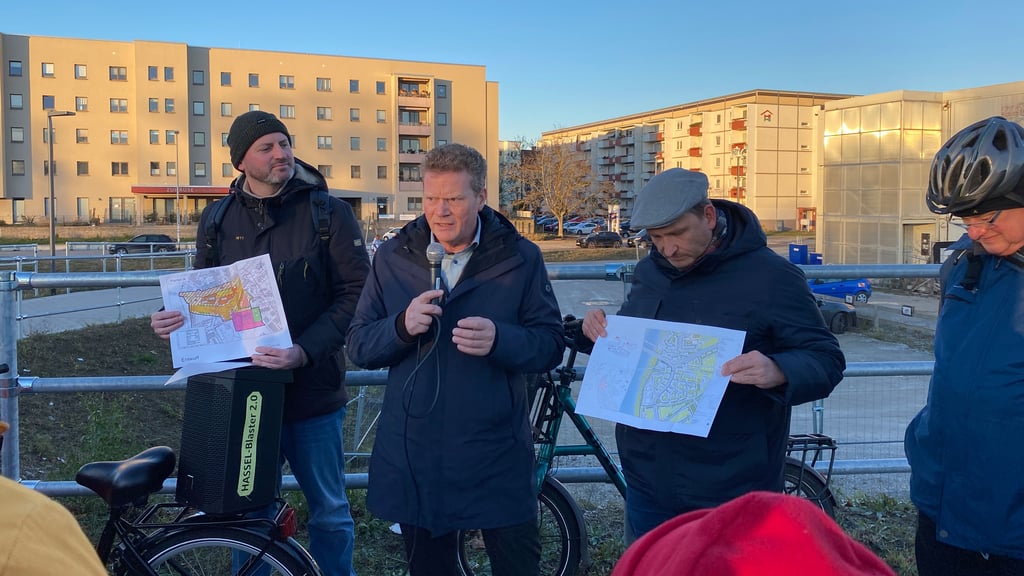 GWA-Sprecher Daniel Adler, Baubeigeordneter Jörg Rehbaum und Stadtrat Falko Grube informierten die Anwohner über den aktuellen Stand der Umgestaltung des Heumarktes.