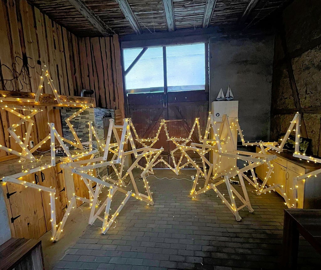 Diese und weitere Sterne sollen Reppichau in der Vorweihnachtszeit zum Leuchten bringen. 