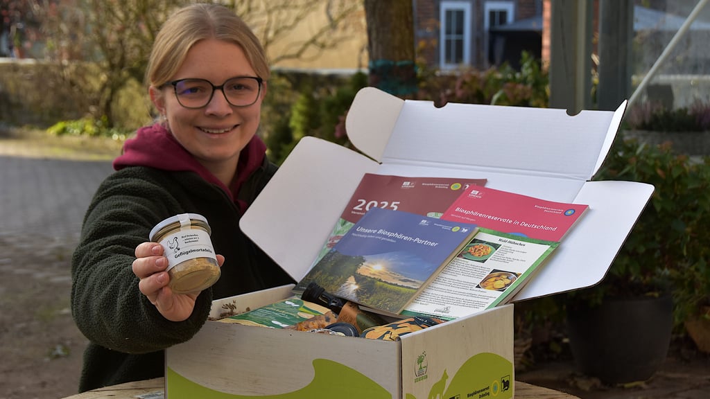 Landwirtin Frauke Buscher aus Seggerde zeigt die Kiste „Grüße aus dem Drömling“. Ein regionales Geschenk, das nicht nur Gaumenfreuden bringt, sondern auch ein Stück Drömling in die Welt hinausträgt.