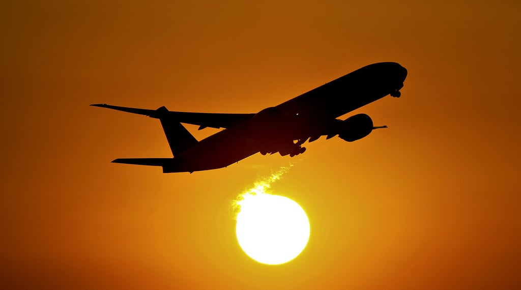 Der Flugverkehr gilt als einer der größten Verursacher klimarelevanter Emissionen. Grünes Kerosin aus Leuna soll Fliegen klimafreundlicher machen. 