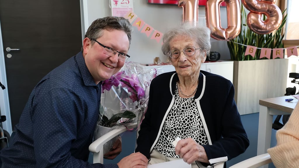Ilse Jacob feierte in Benndorf ihren 108. Geburtstag. Bürgermeister Matthias Jentsch kam zum Gratulieren. 
