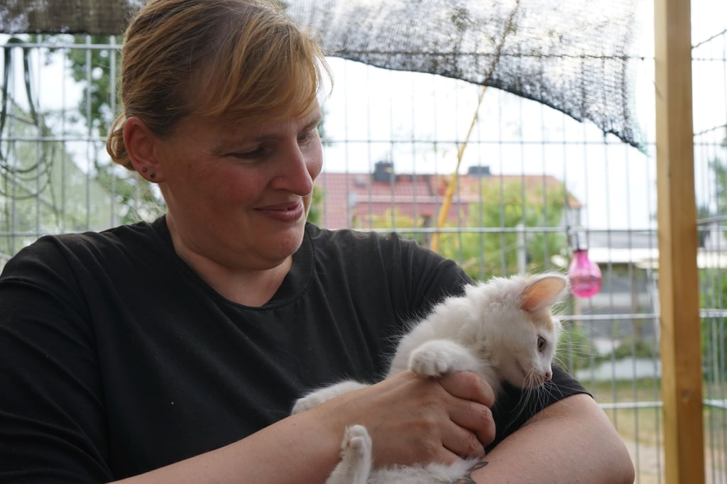 Nancy Schulz im Außengehege des Tierschutzvereins Pfotenhilfe. Sie würde sich sehr über ehrenamtliche Unterstützung in der Tierschutzarbeit freuen.