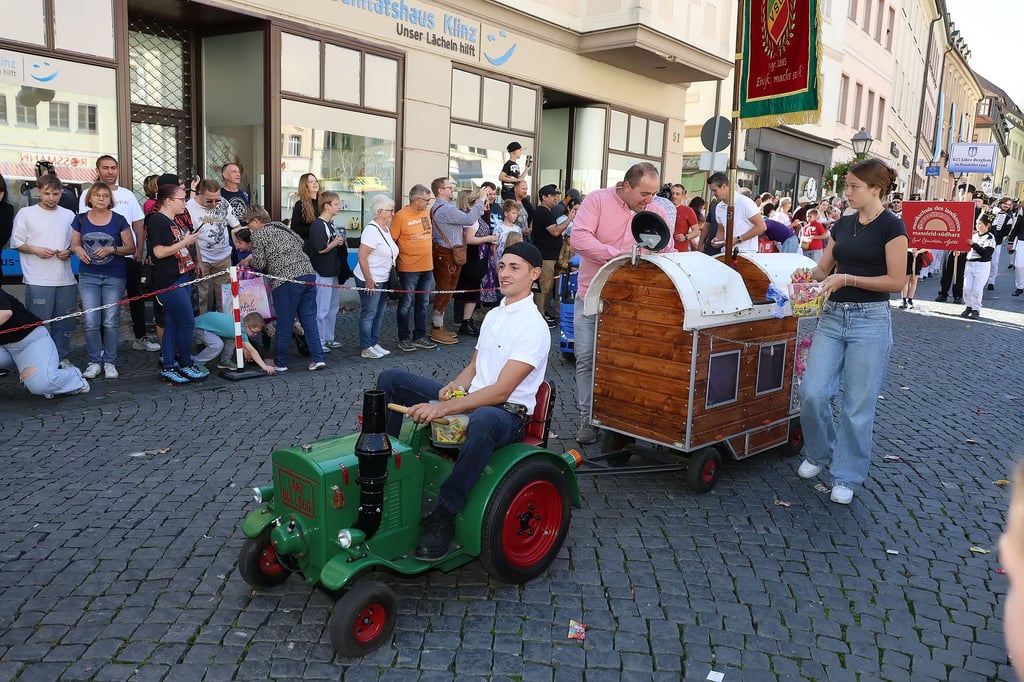 Wenn die ganz großen Fahrzeuge nicht mehr erlaubt waren, dann musste es eben eine Nummer kleiner sein. Hier zeigten sich die Umzugsteilnehmer sehr kreativ.