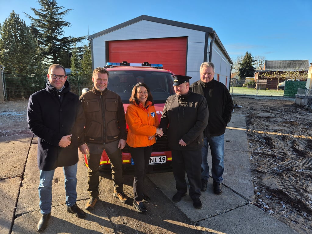 Wehrleiter Ingo Merk bedankt sich bei Nordica Kühne. Zu den Sponsoren gehört auch Christian Dettmering (r.), was Burgs Bürgermeister Philipp Stark (l.) und Niegripps Ortsbürgermeister Matthias Pannholzer ebenso erfreut. 