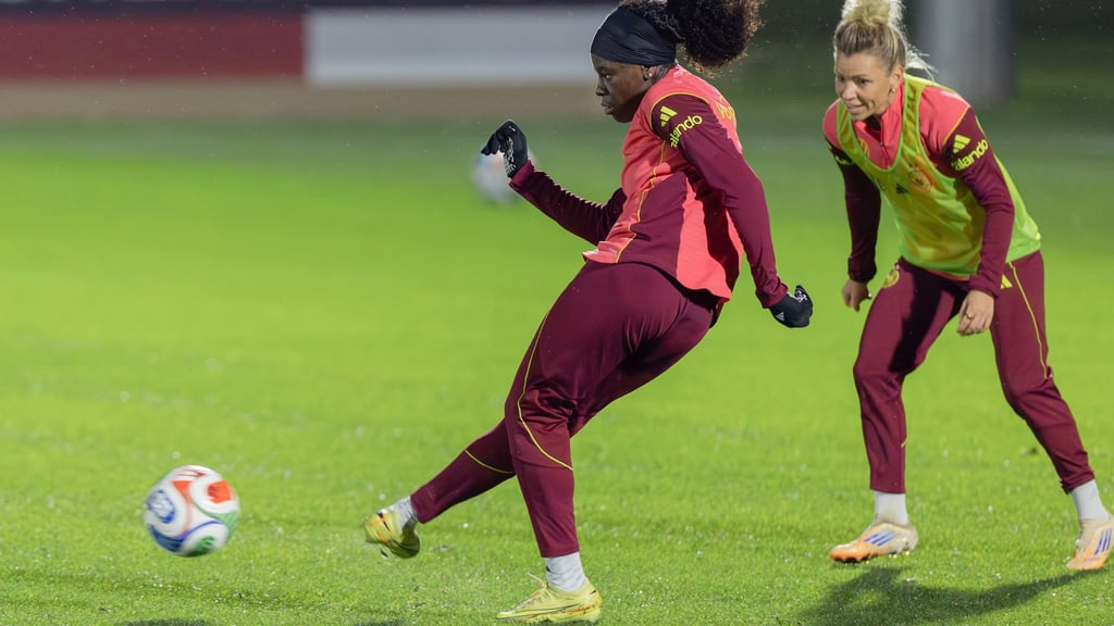 Präziser Abschluss mit der Innenseite: Nationalspielerin Nicole Anyomi beherrscht das Stürmerinnen-Abc.