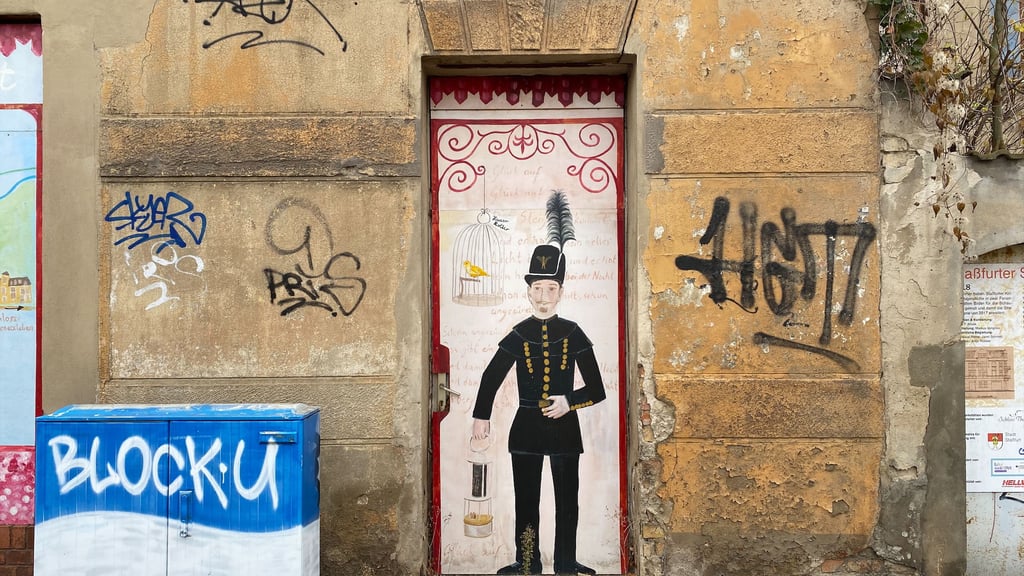 Problemimmobilie Hamsterstraße: Vor fast zehn Jahren haben Kinder und Jugendliche das Haus zur Straßengalerie mit Schaufenstern gemacht.