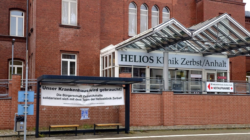 Der Stadtrat befasst sich mit der Zukunft der Zerbster Helios-Klinik, deren stationärer Betrieb zum 19. Dezember 2025 eingestellt werden soll.