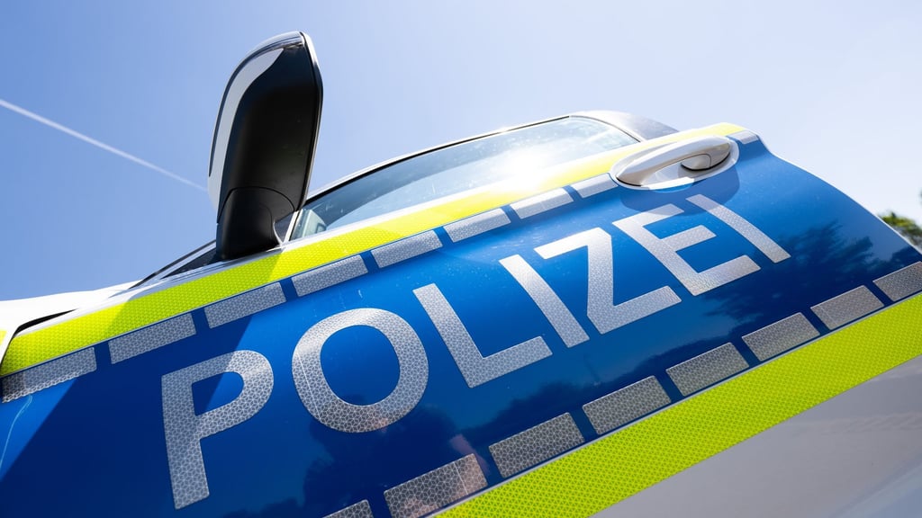 Zwei Männer haben in Gräfenhainichen ein Auto demoliert und den Straßenverkehr gefährdet.