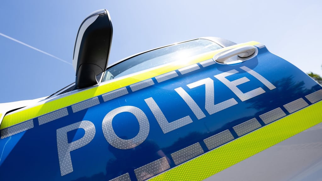 Zwei Männer haben in Gräfenhainichen ein Auto demoliert und den Straßenverkehr gefährdet.