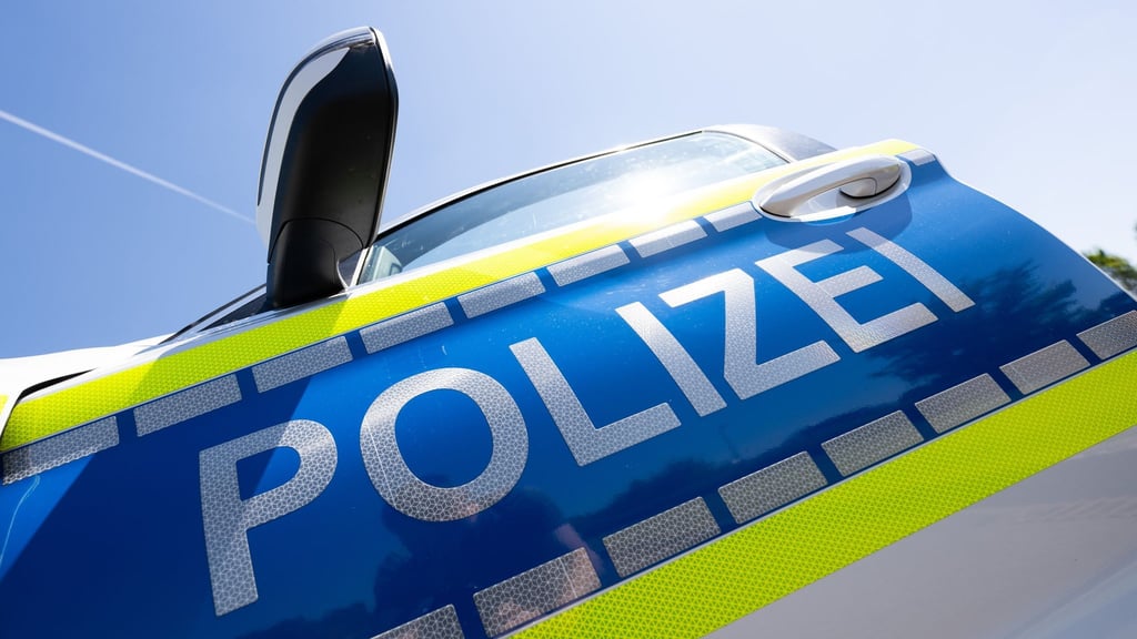 Eine 26-Jährige ist in Magdeburg von einem unbekannten Mann ins Gesicht geschlagen worden.