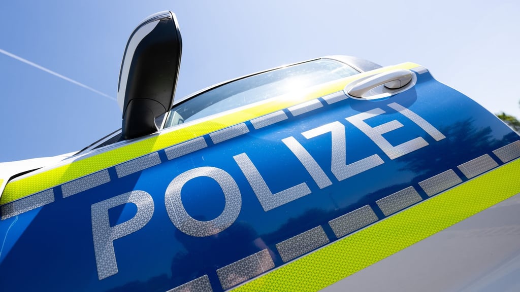 Eine 26-Jährige ist in Magdeburg von einem unbekannten Mann ins Gesicht geschlagen worden.
