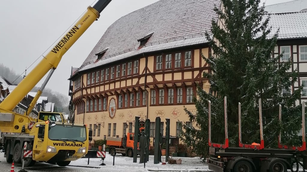Eine 17 Meter hohe Fichte ist auf dem Marktplatz in Stolberg aufgestellt worden. 