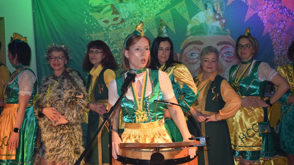 Sitzungspräsidentin Rita Priesterjahn (vorn) und der Damenelferrat des Heimburger Carneval Clubs (HCC) werden 2026 aller Voraussicht nach eine Zwangspause einlegen.