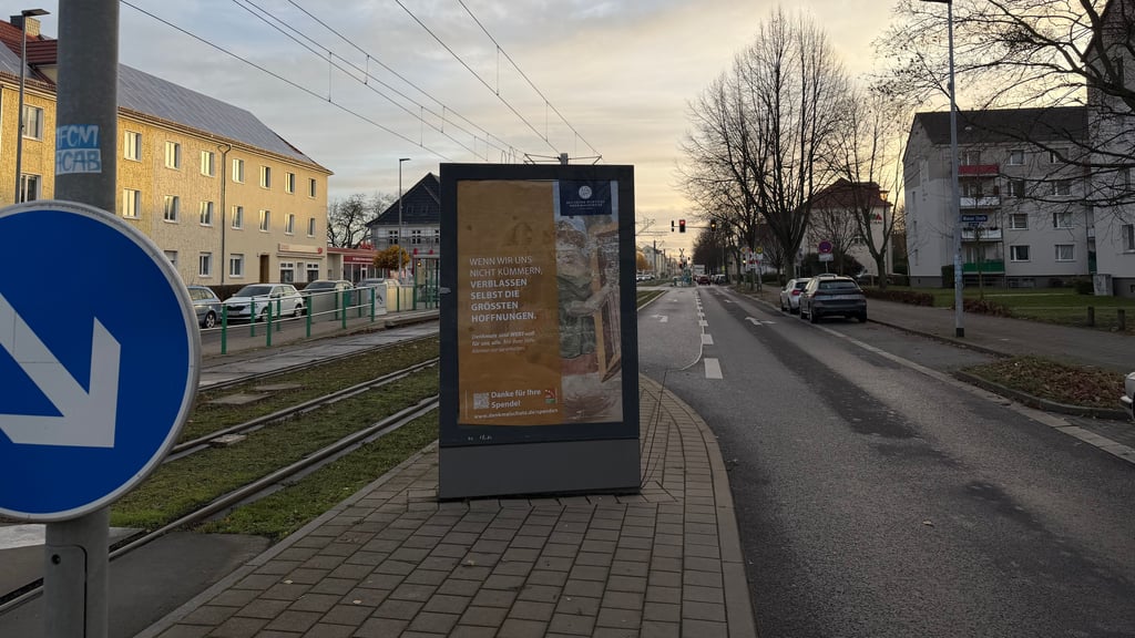 An der Haltestelle Hertzstraße an der Wiener Straße in Magdeburg steht ein Werbeträger, der entfernt werden soll.