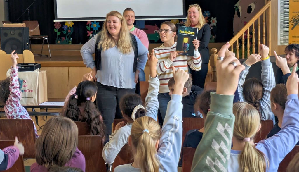 Anna Mittermayer, evangelische Pfarrerin der Kirchenregion 15 Türme, präsentiert den Kids ihr neues Werk und stellt Fragen zum Mutmonster. 