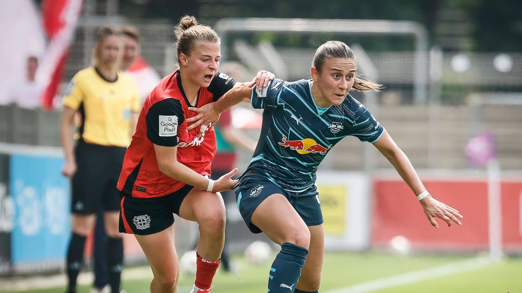 Kristin Kögel von Bayer 04 Leverkusen versucht Lara Marti (r.) zu stoppen.