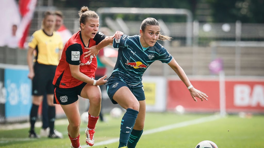 Kristin Kögel von Bayer 04 Leverkusen versucht Lara Marti (r.) zu stoppen.