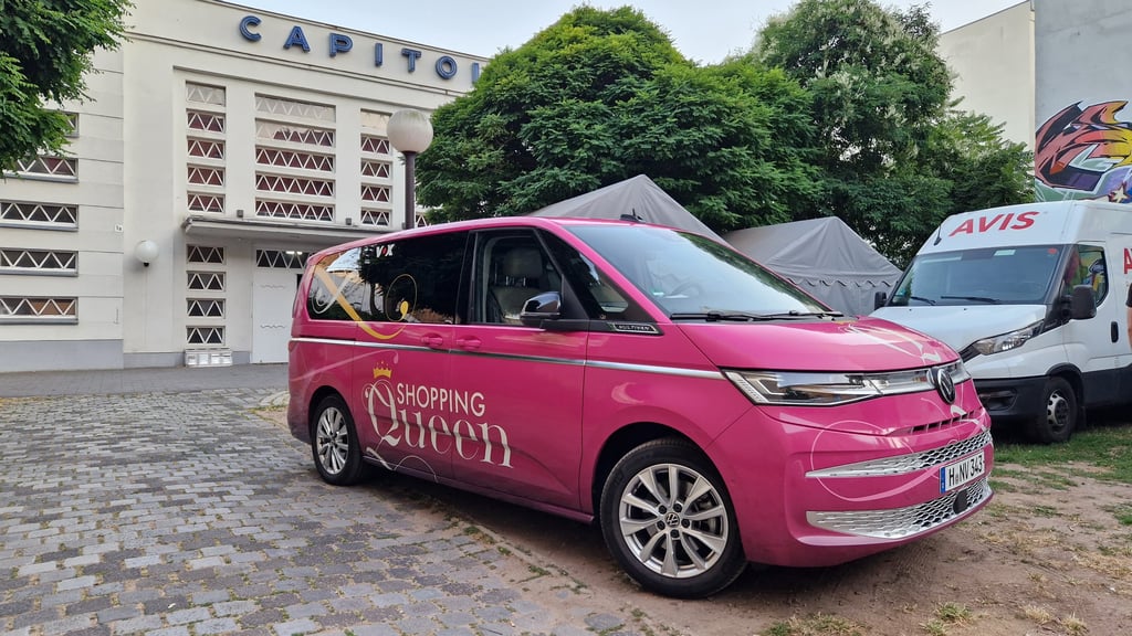 Der pinke Van wird schon im kommenden Jahr wieder Kandidatinnen zum Shoppen durch Halle fahren.  