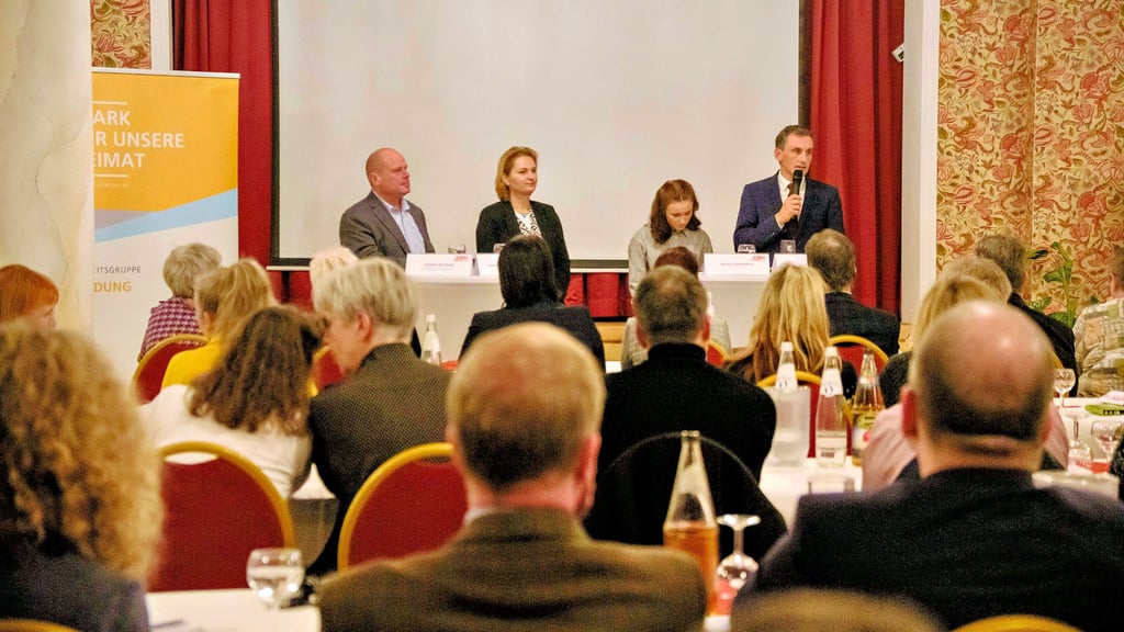 Der Saal des Hotels „Zum goldenen Fasan“ ist gefüllt zum „Blickwinkel Schule“,  dem Dialog mit dem Minister für Bildung, Jan Riedel.