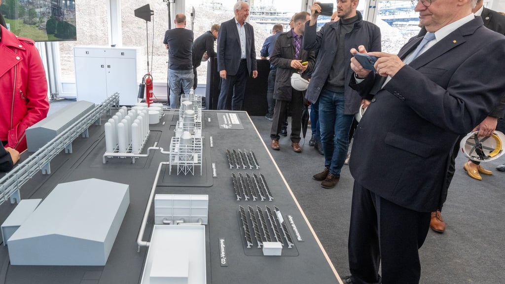 In Leuna fördert der Bund eine Technologieplattform für die Erforschung von strombasierten Kraftstoffen. (Archivbild)