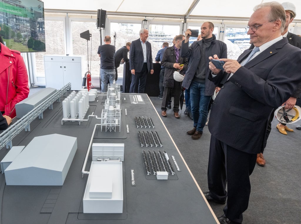 In Leuna fördert der Bund eine Technologieplattform für die Erforschung von strombasierten Kraftstoffen. (Archivbild)