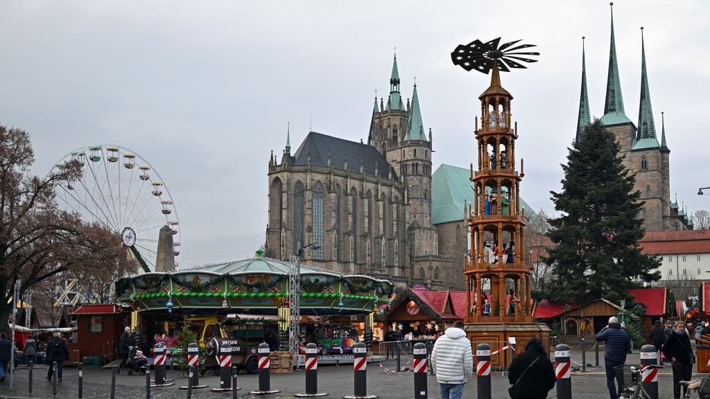 Der Erfurter Weihnachtsmarkt auf dem Domplatz ist bis zum 22. Dezember geöffnet. Auch an vielen anderen Ecken der Stadt locken in der Adventszeit Büdchen mit Glühwein und anderen weihnachtlichen Angeboten.