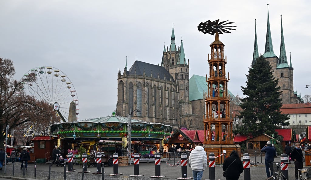 Der Erfurter Weihnachtsmarkt auf dem Domplatz ist bis zum 22. Dezember geöffnet. Auch an vielen anderen Ecken der Stadt locken in der Adventszeit Büdchen mit Glühwein und anderen weihnachtlichen Angeboten.