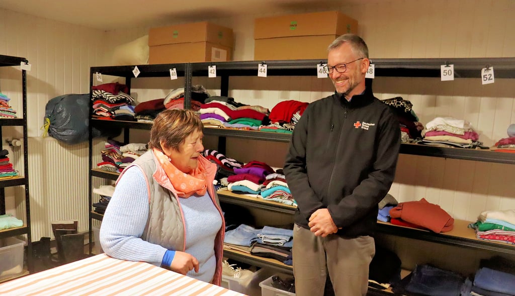 DRK-Kleiderkammer:  Christian Hundt vom Vorstand im Gespräch mit der ehrenamtlichen Mitarbeiterin Gudrun Fehse. 