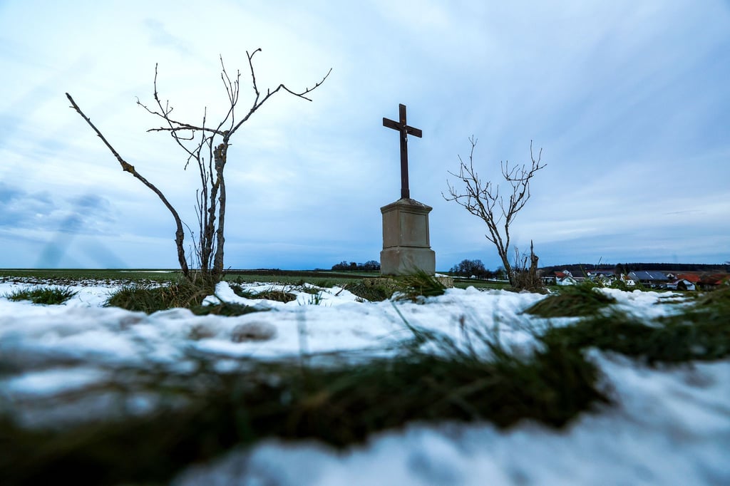 Am Totensonntag werden die Verstorbenen geehrt. Das Ordnungsamt hat die Feiertagsruhe kontrolliert und Verstöße geahndet. (Symbolbild)