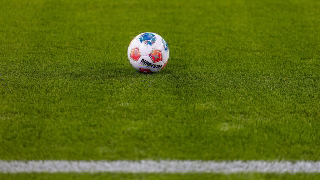 Da wird der Fußball zu Nebensache: Ein FCM-Fan ist am Samstag nach einem medizinischen Notfall auf der Tribüne in Düsseldorf gestorben.