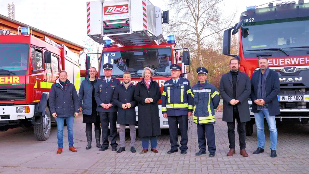 Bei der Übergabe  des neuen Tanklöschfahrzeuges und der Verdener Drehleiter  an die Ortswehr waren in Havelberg dabei: Philipp Rohlfing (von links) und Wiebke Held-Witte aus Verden, Stadtwehrleiter Marvin Schmidt, Landtagsabgeordneter Chris Schulenburg (CDU), Innenministerin Tamara Zieschang, Ortswehrleiter Andreas Brütt und sein Stellvertreter Nico Panhans sowie Havelbergs Bürgermeister Mathias Bölt und dessen Stellvertreter André Gerdel.