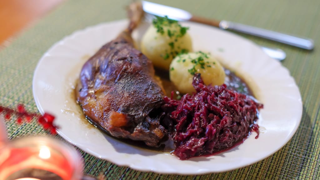 Viele Menschen in Sachsen-Anhalt essen während der Weihnachtsfeiertage außer Haus. (Symbolbild)