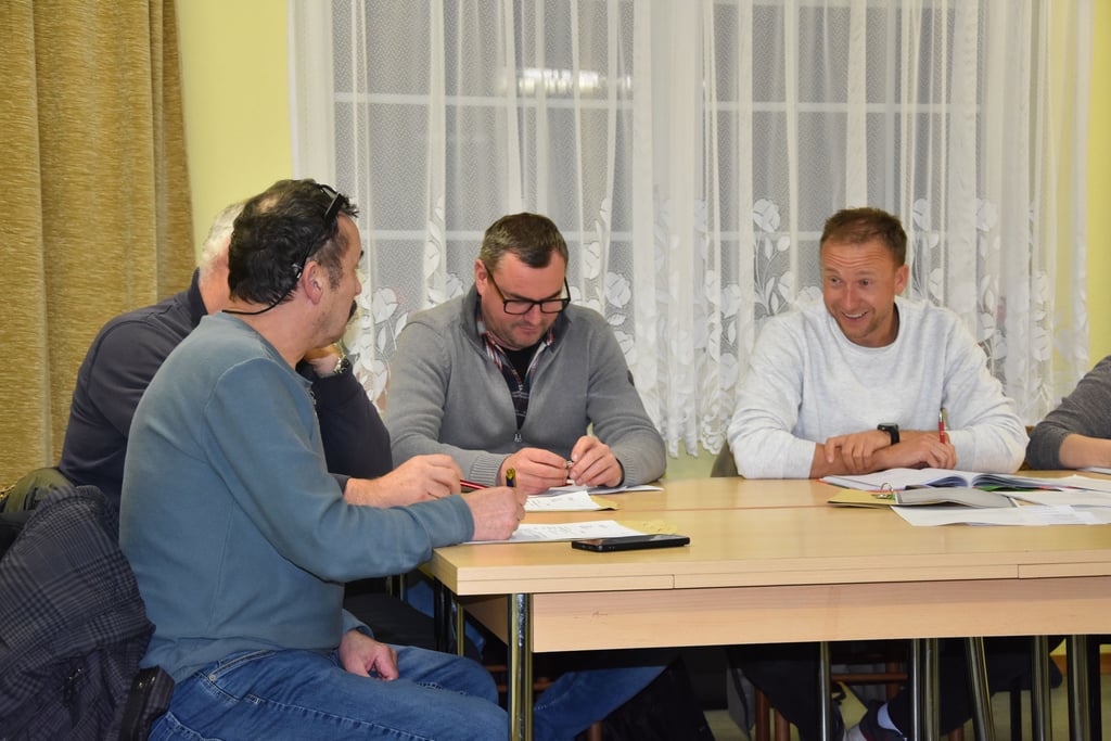 Ortschaftsratssitzung in Jeetze: Ortsbürgermeister Jens Mösenthin (rechts) und Axel Hübner (vorn links) diskutierten miteinander.