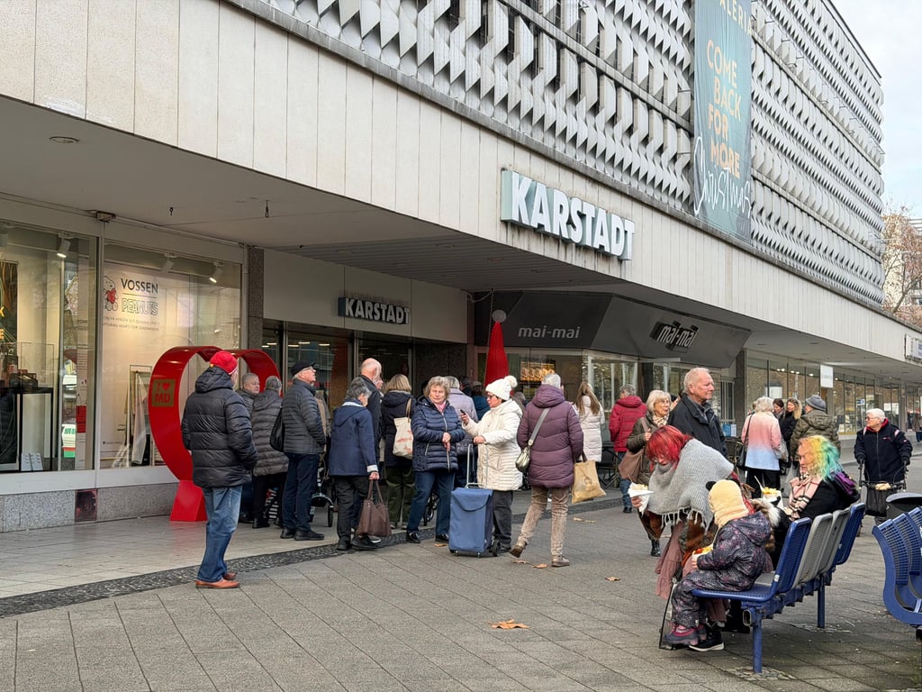 Kunden hatten kurzzeitig vor dem Einkaufszentrum Galeria Karstadt Kaufhof in Magdeburg warten müssen.