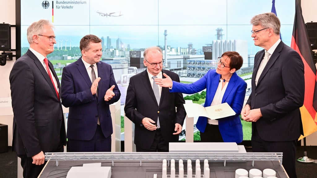 Bundesverkehrsminister Schnieder übergibt den Förderbescheid für die Forschungsplattform an das DRL