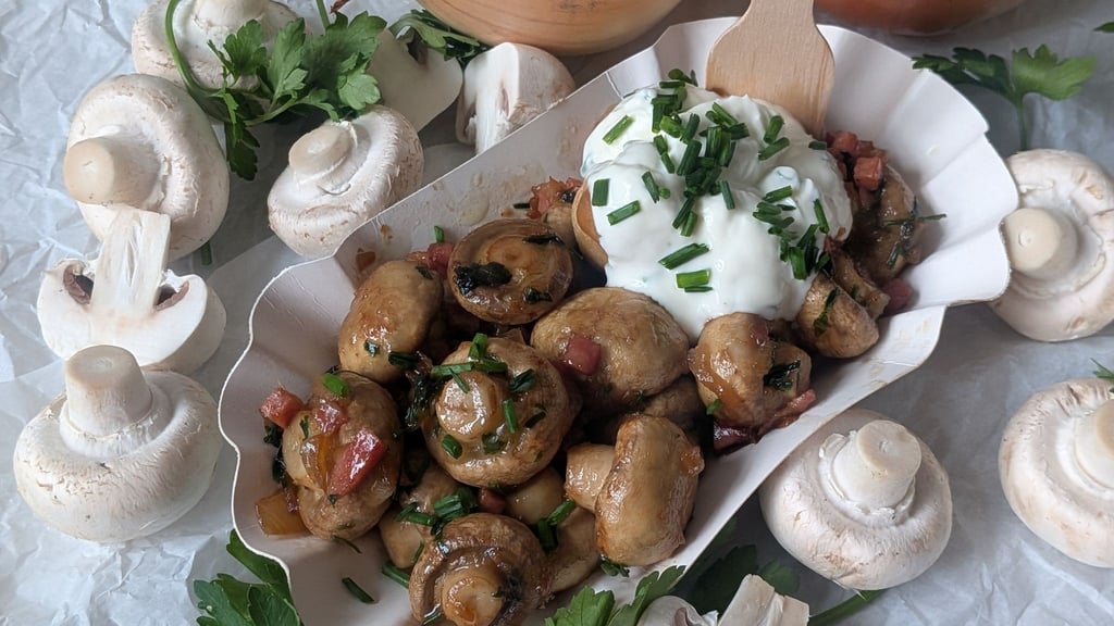 Ob mit oder ohne Speckwürfelchen: Beim Anblick des Schälchens mit den Champignons fühlt man sich wie auf dem Weihnachtsmarkt.